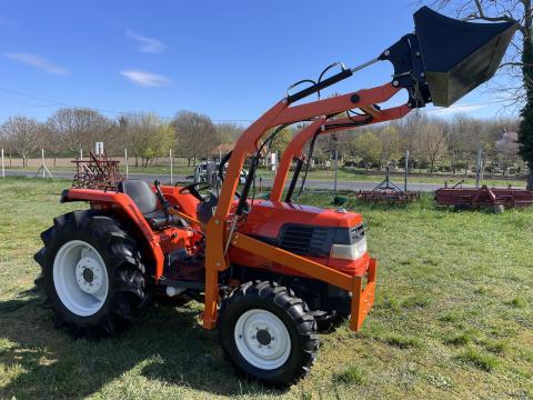 Kubota 32LE PowerShift 2Új Első Gumi Ingyenes Szállítás japán traktor kistraktor