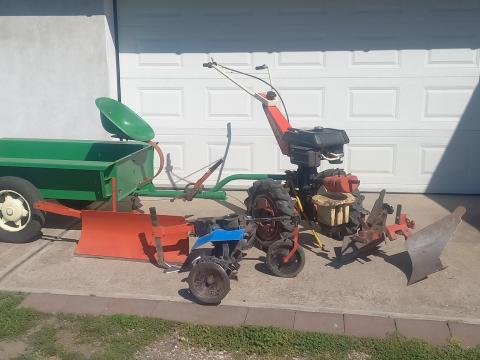 Terra Vari kistraktor munkaeszközeivel eladó