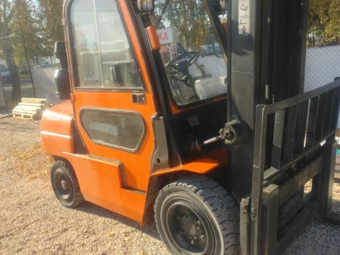 Eladó HC típusú homlokvillás, 3,5 tonnás használt targonca Nissan dízel motorral Eladó HC típusú homlokvillás, 3,5 tonnás használt targonca Nissan dízel motorral