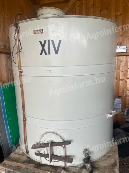 2400 L műanyag tartály eladó