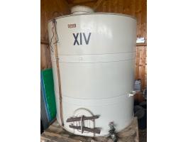 2400 L műanyag tartály eladó