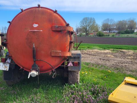 Szippantó pótkocsi 8 m³