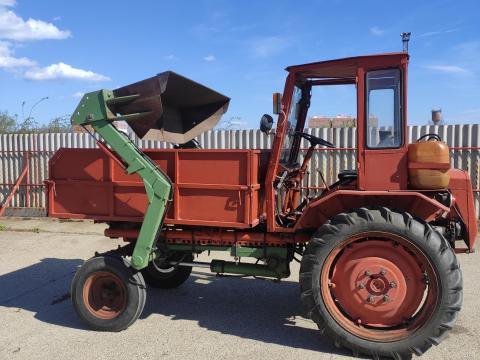 T16, T 16 traktor gyári homlokrakodóval T16, T 16 traktor gyári homlokrakodóval