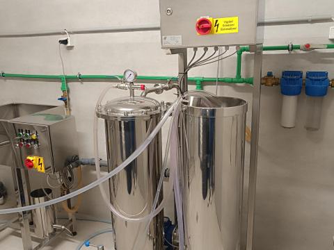 Palackozó gép újszerű állapotban – kézműves üzemeknek, ajándék üveggel és kupakkal