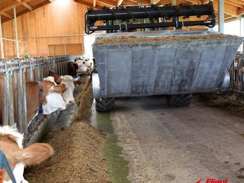 Takarmánykiosztó kanál silómaró hengerrel Takarmánykiosztó kanál silómaró hengerrel