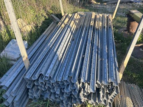 Eladó szőlőoszlopok, fémpálcák különböző mennyiségben Eladó szőlőoszlopok, fémpálcák különböző mennyiségben