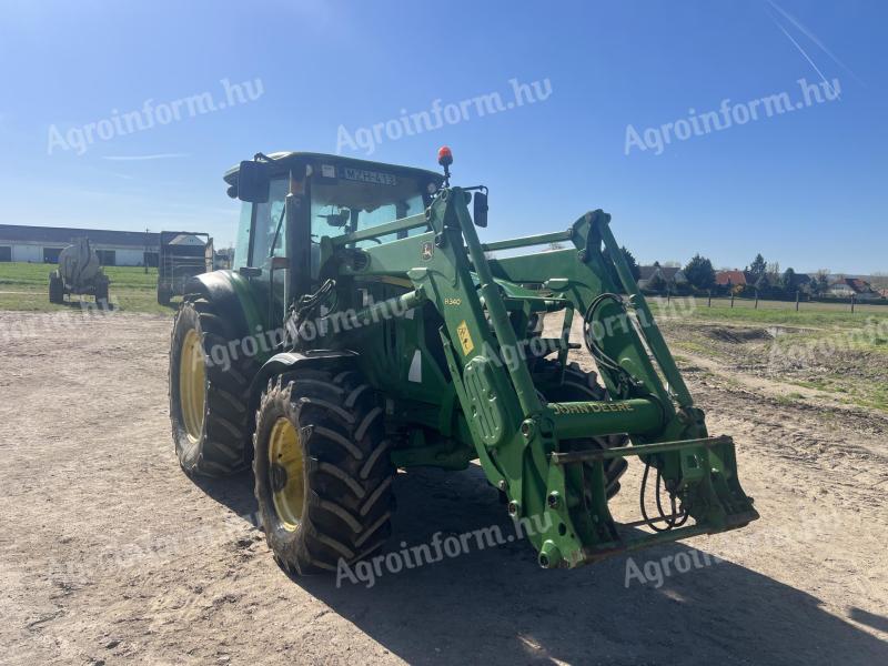John Deere 6110MC gyári homlokrakodóval