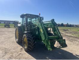 John Deere 6110MC gyári homlokrakodóval