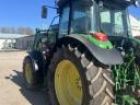 John Deere 6110MC gyári homlokrakodóval