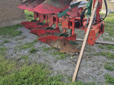 Agromasz 3+1 fejes váltvaforgatós eke eladó Agromasz 3+1 fejes váltvaforgatós eke eladó