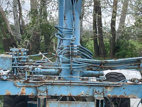 Vontatott daru kanállal és trágyavillával Vontatott daru kanállal és trágyavillával