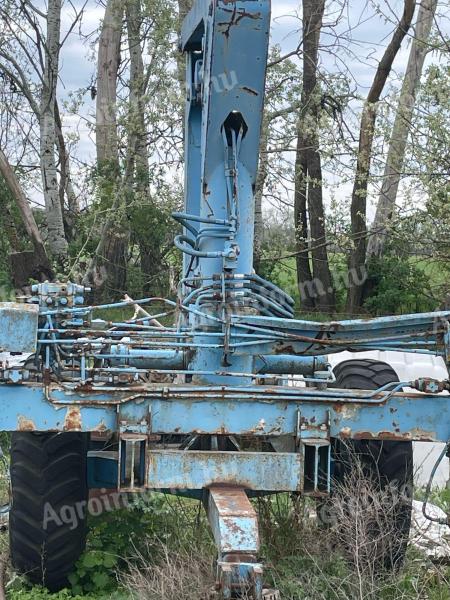 Vontatott daru kanállal és trágyavillával