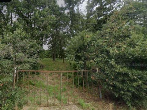 Balatonszepezden körbekerített külterület,  pincével eladó