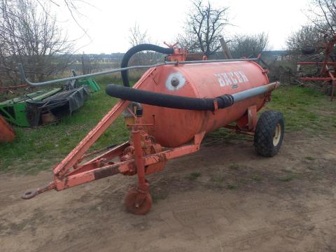 Bauer 1700 l szippantó