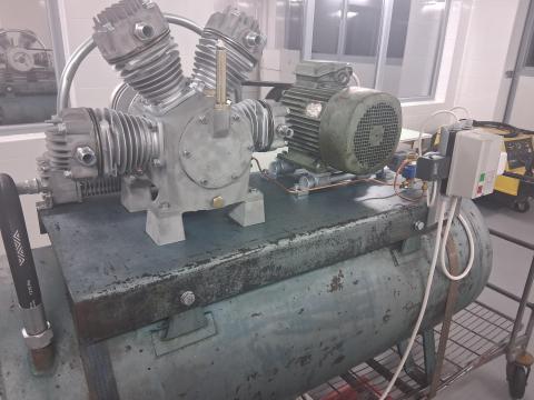 DEFÉM kompresszor, 4 hengeres, 500 literes tartályon DEFÉM kompresszor, 4 hengeres, 500 literes tartályon