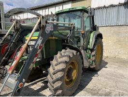 John Deere 6910 traktor homlokrakodóval