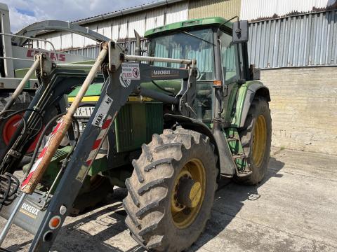 John Deere 6910 traktor homlokrakodóval eladó
