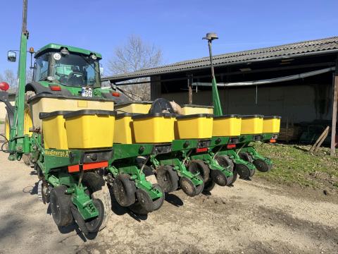Eladó megkímélt John Deere 1750 szemenkénti vetőgép, 6 soros Eladó megkímélt John Deere 1750 szemenkénti vetőgép, 6 soros