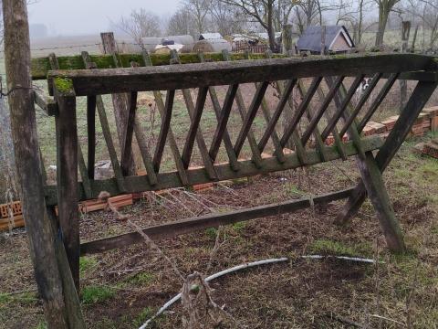 Birka és kecske etető rács akácból