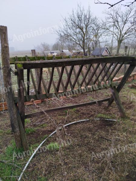 Birka és kecske etető rács akácból