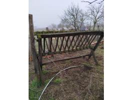 Birka és kecske etető rács akácból