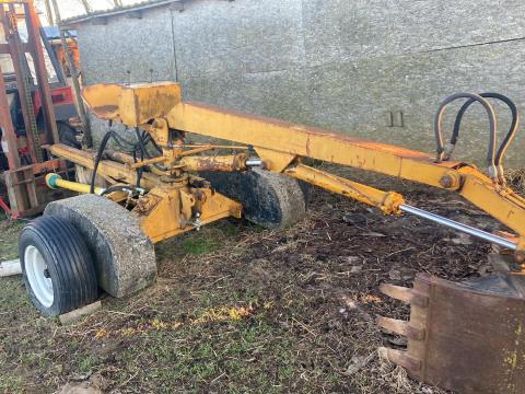 Vontatott rakodó – hidraulikus daru traktorhoz, kanállal