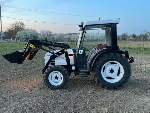 Eladó rakodós kertészeti kistraktor 3 év műszakival új gumikkal 45 lóerős 4 hengeres