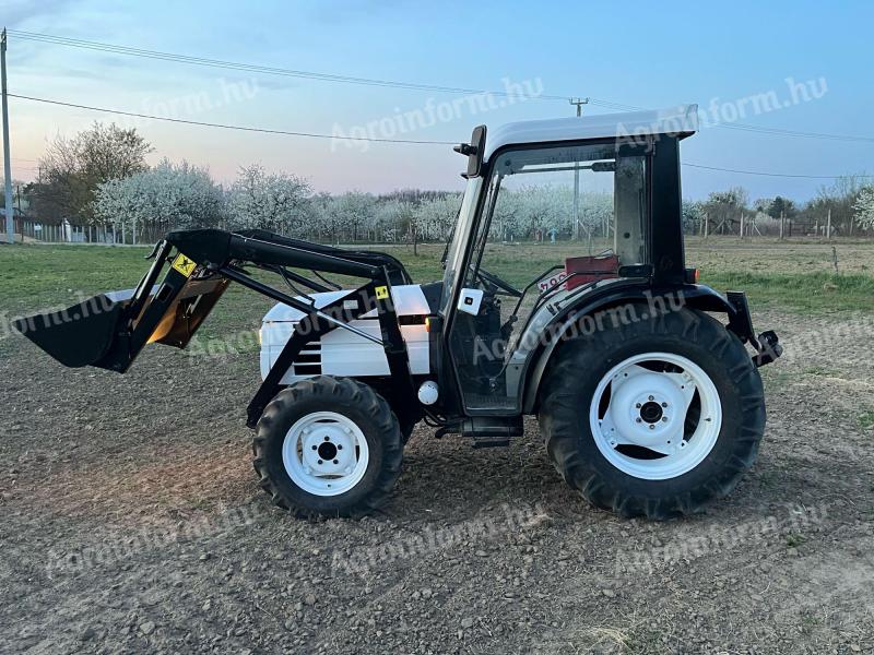 Eladó rakodós kertészeti kistraktor 3 év műszakival új gumikkal 45 lóerős 4 hengeres