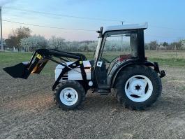 Eladó rakodós kertészeti kistraktor 3 év műszakival új gumikkal 45 lóerős 4 hengeres