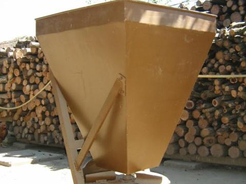 Eladó egyedi gyártású műtrágyaszóró