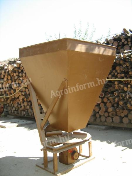 Eladó egyedi gyártású műtrágyaszóró