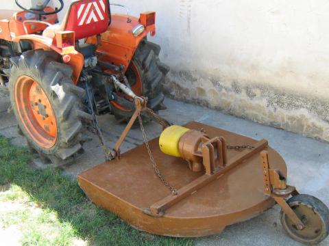 Eladó egy házi gyártású,  masszív,  120 cm-es,  háromkéses,  erős szöghajtásos mulcsozó / rotációs szárzúzó