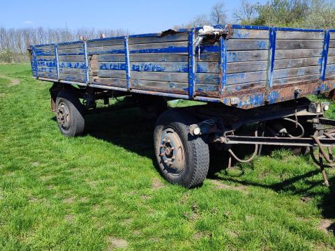 Pótkocsi fixes, hat tonnás, 5x2,5 m vasplatós fa oldalakkal, papírok nélkül eladó