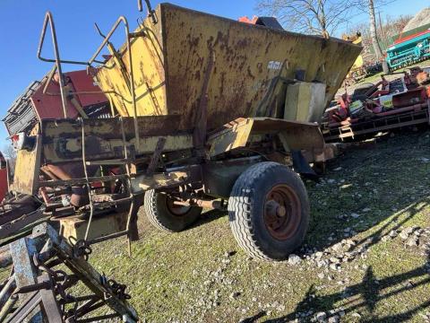 Tornado 5 vontatott műtrágyaszóró