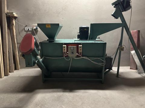 Eladó takarmánykeverő és daráló