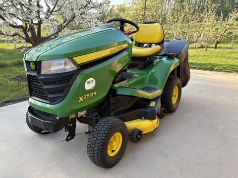 John Deere - X350R 107 cm-es vágószélességű,  17Le 2 hengeres V motorral,  300 L-es fűgyűjtős Premium fűnyíró traktor