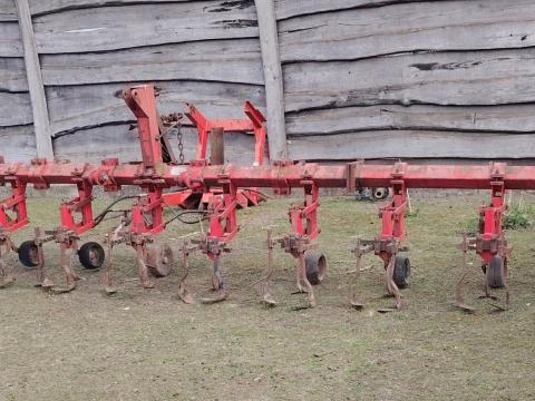 ZSMK 12 soros sorművelő kultivátor traktor elejére szerelhető konzollal