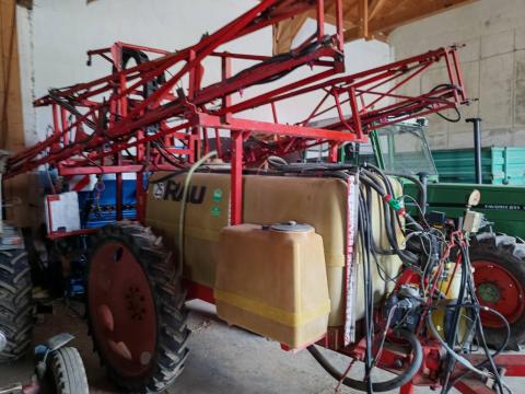 Rau 2100/21 vontatott szántóföldi permetező