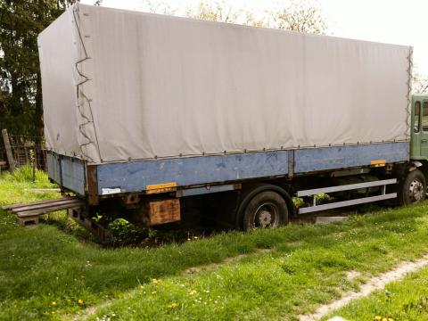 Ponyvás felépítmény eladó