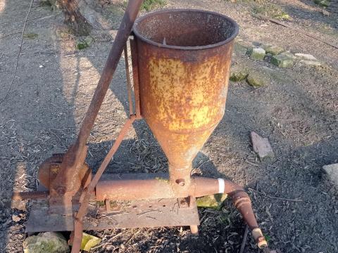 Kézi hajtású retro tömőgép Kiskunfélegyházán felújításra Kézi hajtású retro tömőgép Kiskunfélegyházán felújításra