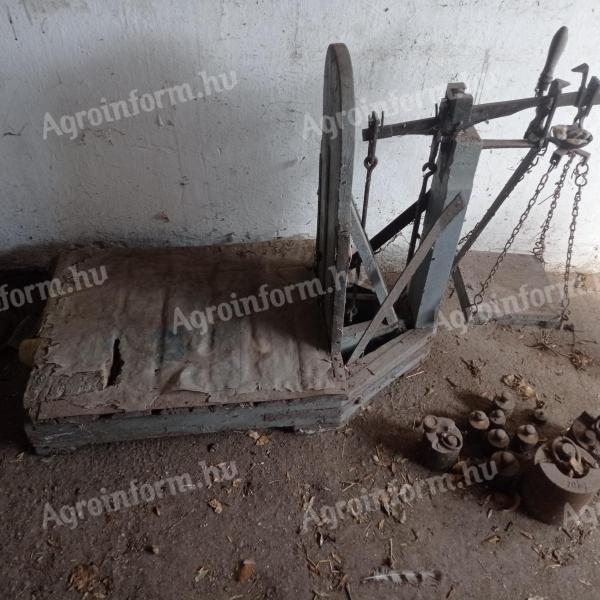 Régi antik fa mázsa súlyokkal eladó Kiskunfélegyházán