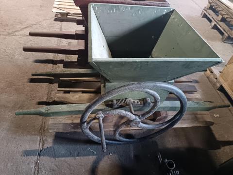 Szőlő daráló - bordás hengeres