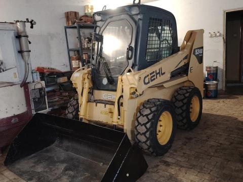 GEHL 5240 2015-ös évjáratú,  5700-as üzemórával,  új gumikkal