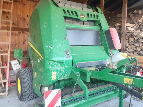 John Deere bálázó