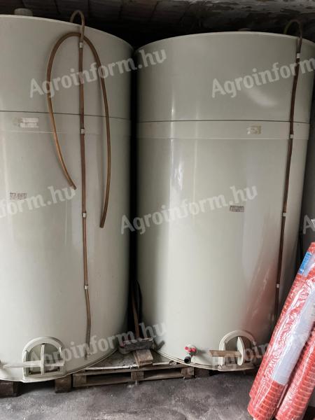 Műanyag borostartályok 6 db