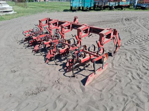 Kongskild 4 soros sorközművelő magas vázas sorvédőkkel rugóskapás