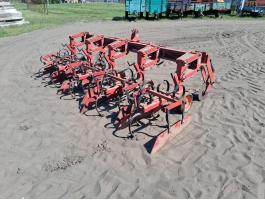 Kongskild 4 soros sorközművelő magas vázas sorvédőkkel rugóskapás