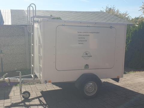 Drón kiszolgáló egység egyedi utánfutóval Drón kiszolgáló egység egyedi utánfutóval