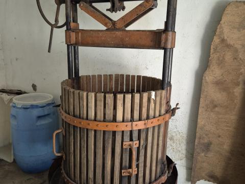 Nagy méretű szőlőprés