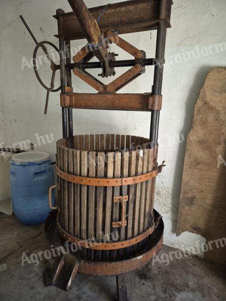 Nagy méretű szőlőprés